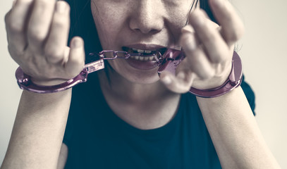 手錠を食いちぎる女性