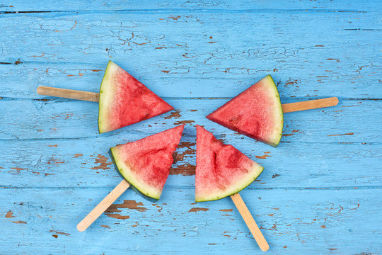 geschnittene Wassermelone am Holzstil