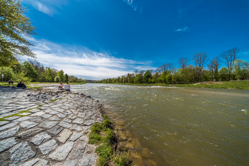 Fototapeta premium Münchner Freizeit am Wochenende an der Isar