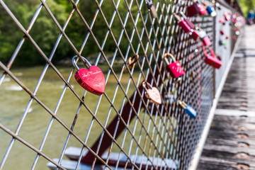 Liebesschlösser in Herzform an der Thalkirchner Brücke in München