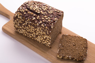Schwarzbrot auf dem Brett