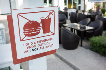 Food and beverage from outside are not allowed sign, installed at the outdoor restaurant