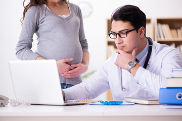 Obraz premium Pregnant woman visiting doctor for consultation