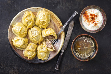 Traditional Turkish Manti with Joghurt and Vinegar