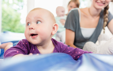 Baby hat Spaß bei der Mutter-Kind-Gymnastik