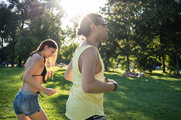 Mann und Frau tanzen Lateinamerikanisch im Park