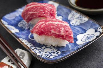 Traditionelles japanisches Wagyu Nigiri Sushi als close-up auf einem Teller