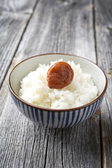 Traditioneller Japanischer Koshihikari Reis mit Umeboshi als close-up in einer Schale