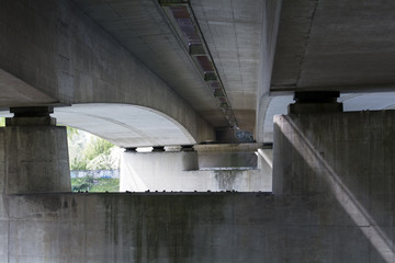 Brücke von unten - Abstrakes Foto