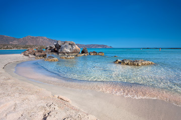 Fototapeta na wymiar Wakacje na Krecie w Grecji. Idealna plaża Elafonisi z krystaliczną wodą.