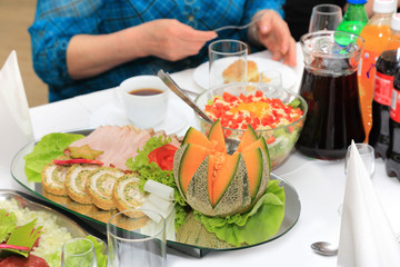 Jedzenie i picie na stole w restauracji, mięsa, warzywa, katering.