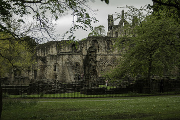 Fototapeta na wymiar Ruiny siedziby Cystersów Kirkstall Abbey w Leeds, Wielka Brytania
