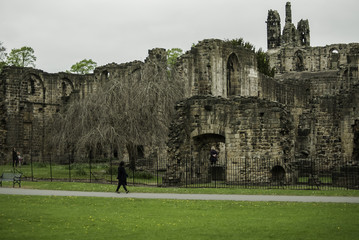 Ruiny siedziby Cystersów Kirkstall Abbey w Leeds, Wielka Brytania - obrazy, fototapety, plakaty