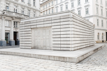 Obraz premium Pomnik ofiar Holokaustu w Wiedniu symbolizuje zamkniętą bibliotekę z książkami o ludzkich losach, których nie można już czytać i otwierać