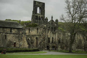 Ruiny siedziby Cystersów Kirkstall Abbey w Leeds, Wielka Brytania - obrazy, fototapety, plakaty