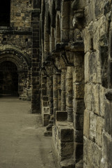 Fototapeta na wymiar Szare mury Kirkstall Abbey w Leeds