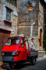 Fototapeta na wymiar Femme dans les rues de Pitigliano en Toscane