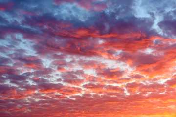 Fototapeta na wymiar Background od the blood red evening sky and amazing clouds.