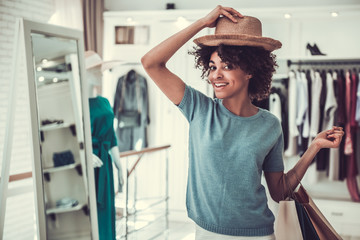 Naklejka premium Afro American girl doing shopping