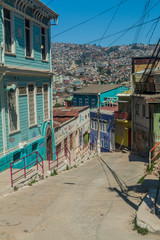Fototapeta na wymiar VALPARAISO, CHILE - MARCH 29, 2015: Colorful houses on hills of Valparaiso, Chile