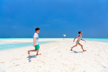 Obraz premium Kids having fun at beach