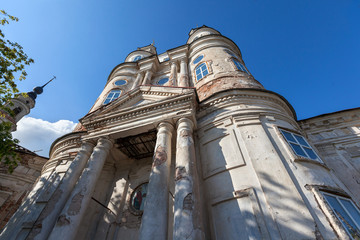 Космодамианская (Никольская) церковь. Церковь и колокольня в окружении зеленых деревьев. Калуга. Россия. © pelatophoto