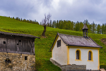 Obraz premium Kapelle und Scheune am Bergbauernhof