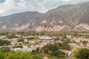 Fototapeta premium Village Maimara under colorful rock called Paleta del Pintor (Painter's Palette) in Quebrada de Humahuaca valley, Argentina