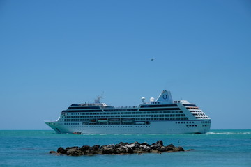 Big Cruise Sip leaving Miami's harbour