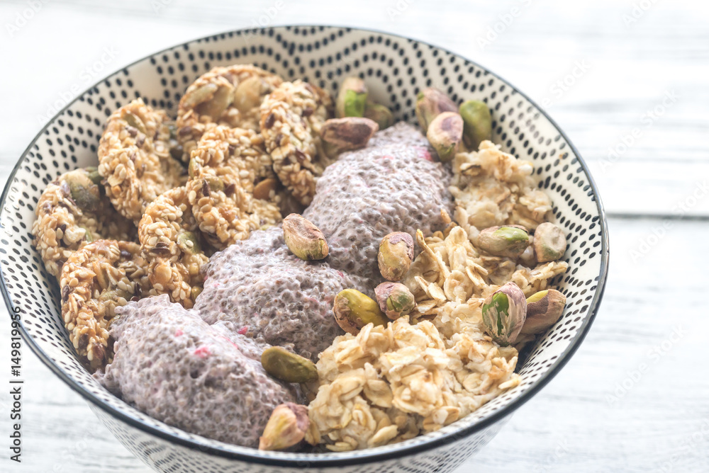 Sticker oats with chia pudding and cereal cookies