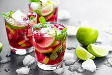 Fototapete Cocktail Himbeer-Mojito-Cocktail mit Limette, Minze und Eis, kaltes, eisgekühltes Erfrischungsgetränk oder Getränk