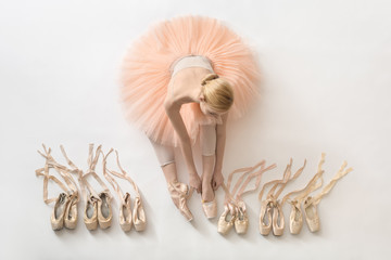Blonde ballerina in studio © Andriy Bezuglov
