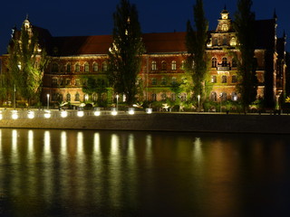 Muzeum Narodowe we Wrocławiu. Piękny budynek we Wrocławiu w nocy, Polska