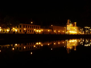Wrocław nocą. Pięknie oświetlone budynki odbijające się w rzece Odra. Polska