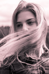 Headshot über ein junge Frau im Wind
