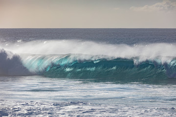 Obraz premium Blue ocean shorebreak wave for surfing sport activity. Template with nobody on background. Tropical summer scenery
