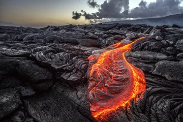 Foto op Canvas Roodoranje levendige gesmolten lava stroomt op grijs lavaveld en glanzend rotsachtig land in de buurt van Hawaiiaanse vulkaan met vog op achtergrond © willyam