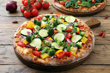 pizza vegetariana con verdure fresche su sfondo rustico