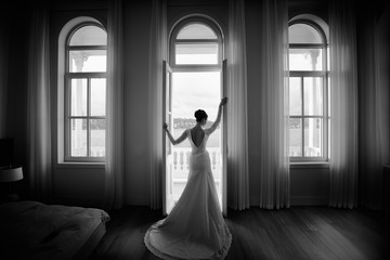 Fototapeta premium Beautiful silhouette of bride 
