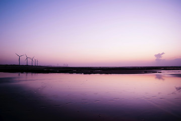 Fototapeta na wymiar The sea reflect the sky in Peaceful evening