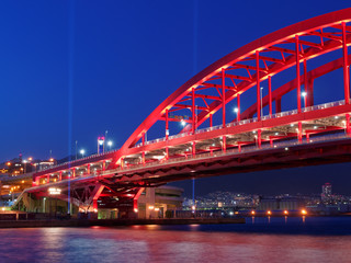 ポートアイランドから見る夜の神戸大橋と市街地