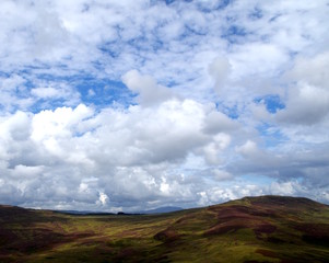 Fototapeta na wymiar Einzigartige Wolkenformationen in der schottischen Wildnis