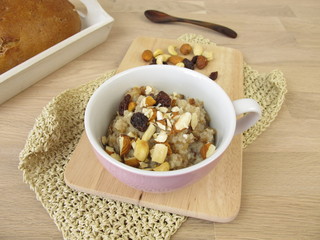Gesunder Brot-Porridge mit Nüssen