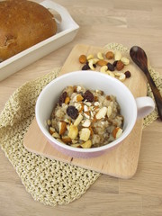 Gesunder Brot-Porridge mit Nüssen