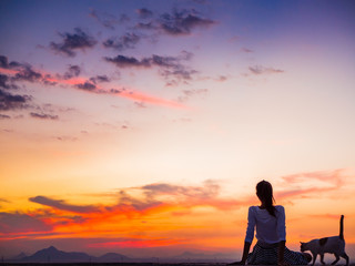 Silhouette of free woman enjoying freedom feeling happy at sunset. relaxing woman in pure happiness