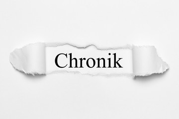 Chronik auf weißen gerissenen Papier