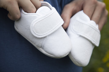 Pregnant women is expecting the child