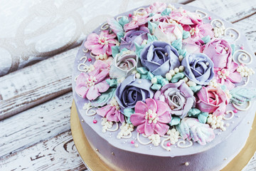 Obraz na płótnie Canvas Birthday cake with flowers rose on white background