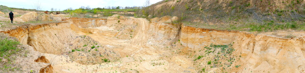 Sandgrube mit rotem Sand. Panoramaaufnahme
