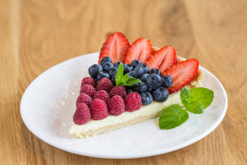 Tart with strawberries and raspberries